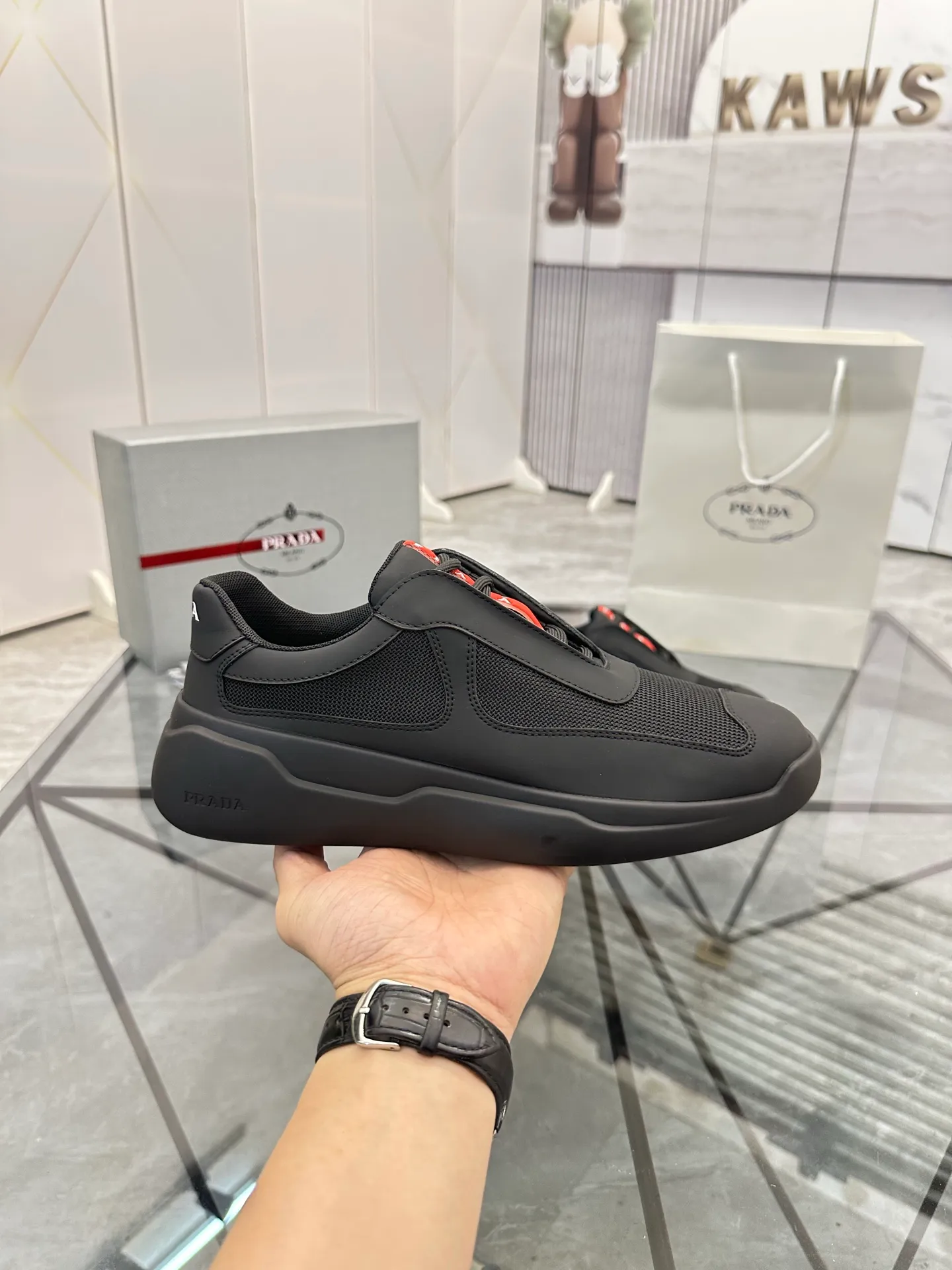 Men's shoes: 💰P660¥ High-end top quality Product trademark: Prada *"Prada*" low-top casual shoes Regular size: 38-45 (can be customized to 46) Product materials: Upper imported silk cowhide spliced ​​with original fabric, breathable lining, original outsole. No.: 001